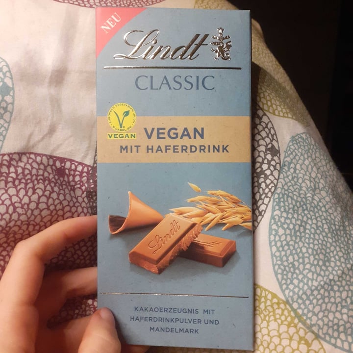review photo of Lindt Classic Vegan Mit Haferdrink shared by @lelouch on 20 Oct 2021 - review