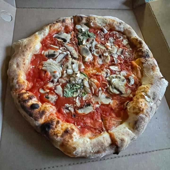 Restaurant Pizzeria Maruzzella Milano, Italy pizza marinara con funghi