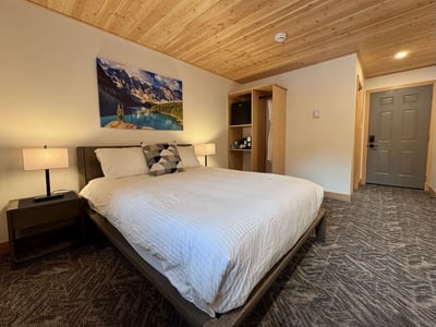 Image of one of the four Superiror Class rooms offered at The Elkhorn Lodge in Banff, AB