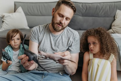 Waarom er een tekort aan mannen in de kinderopvang is