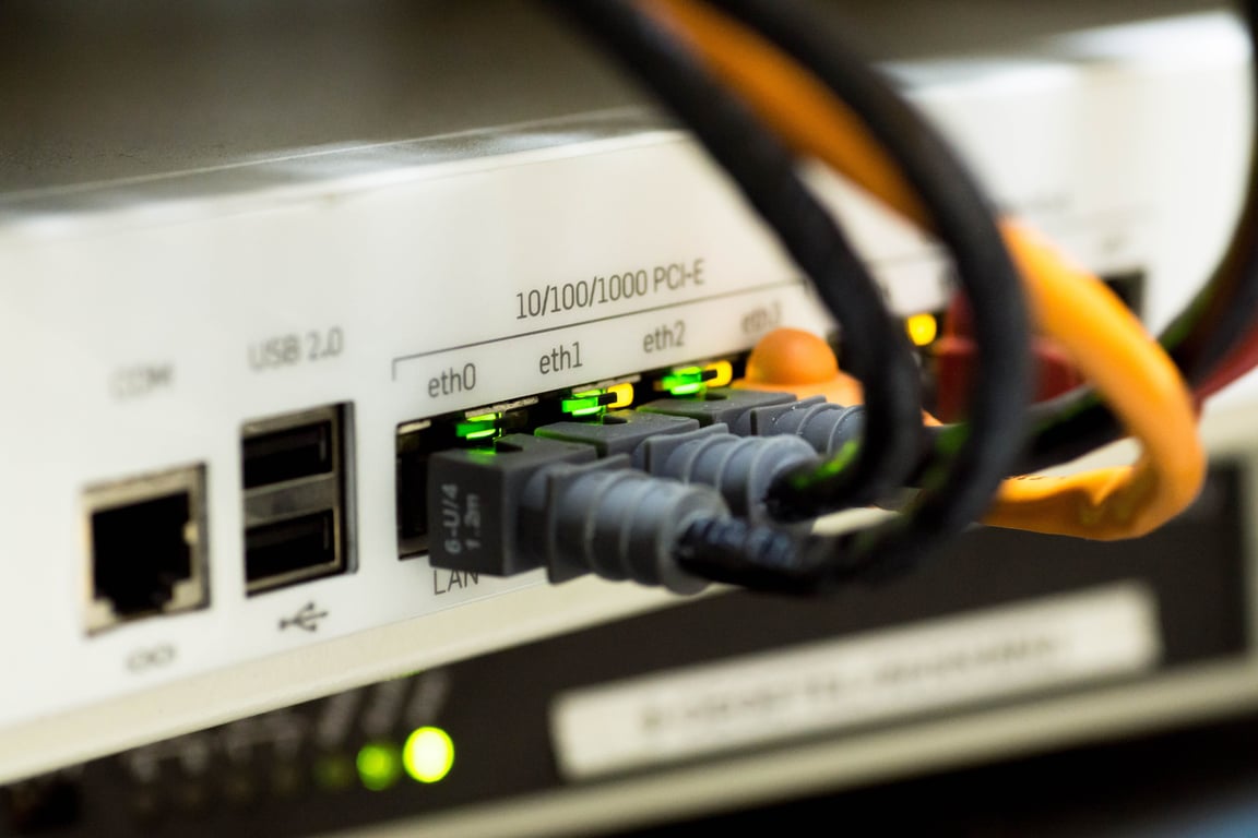 Netzwerkkabel und Router-Anschlüsse in Nahaufnahme
