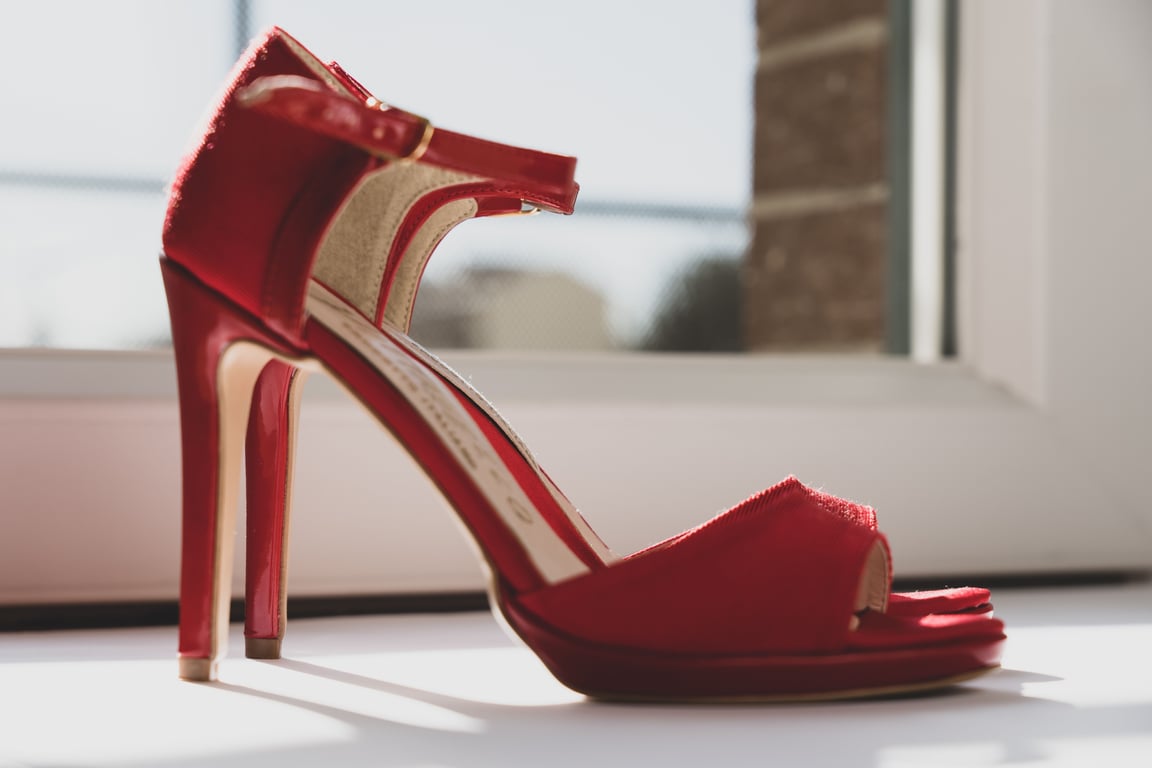 Rote High Heels am Fenster — Eleganz und Mode