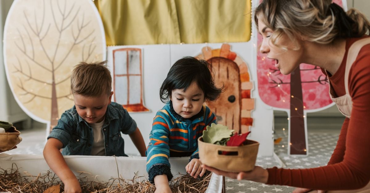Frau und Kinder beim kreativen Spielen