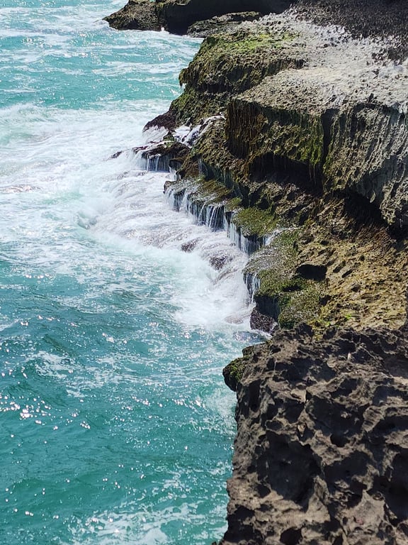 Al Mughsayl Beach & Blowholes