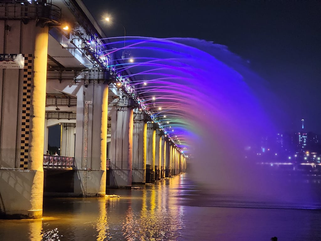 Banpo Bridge Rainbow Fountain