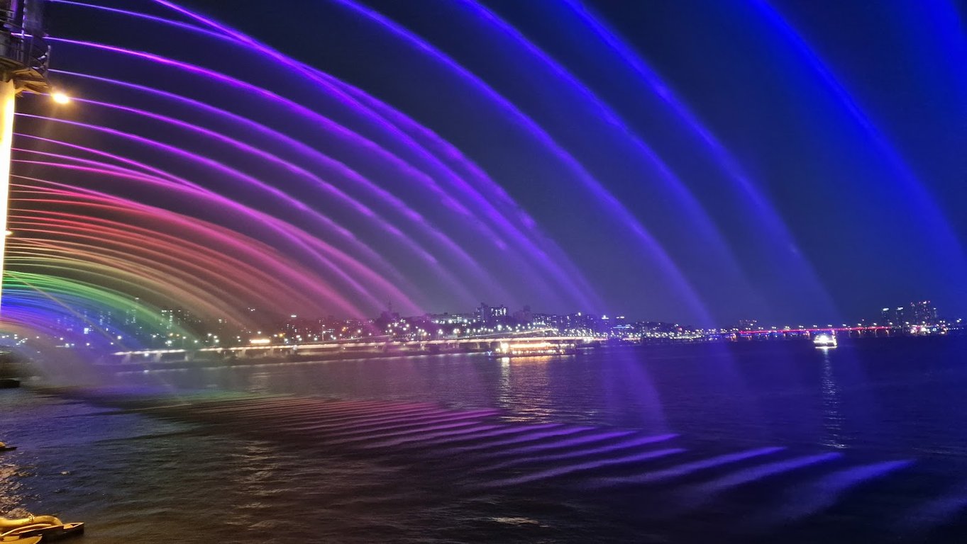 Banpo Bridge Rainbow Fountain