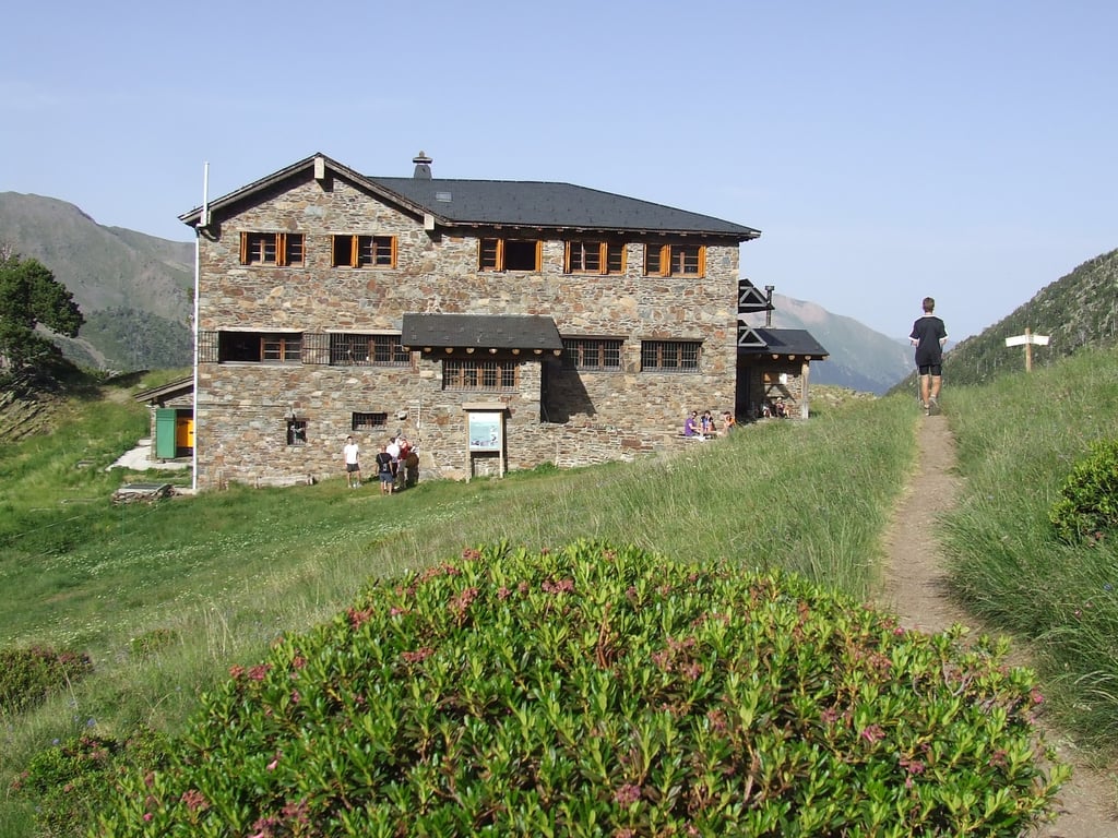 Coma Pedrosa Lakes
