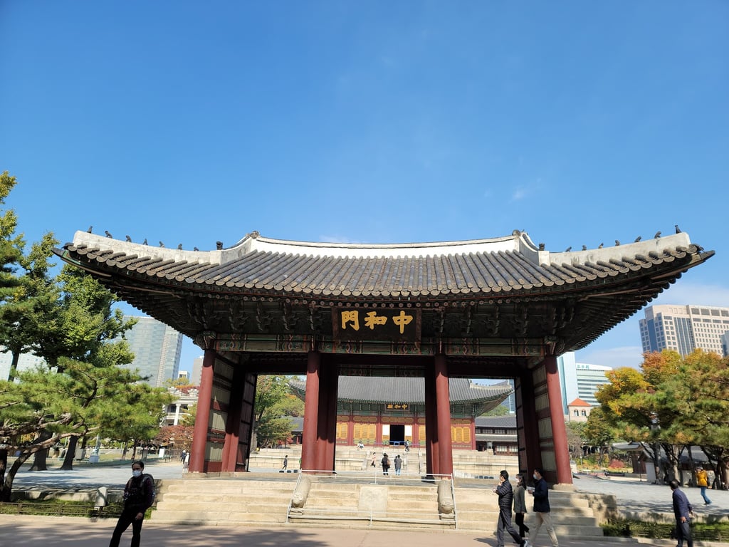 Deoksugung Palace & Stonewall Walkway