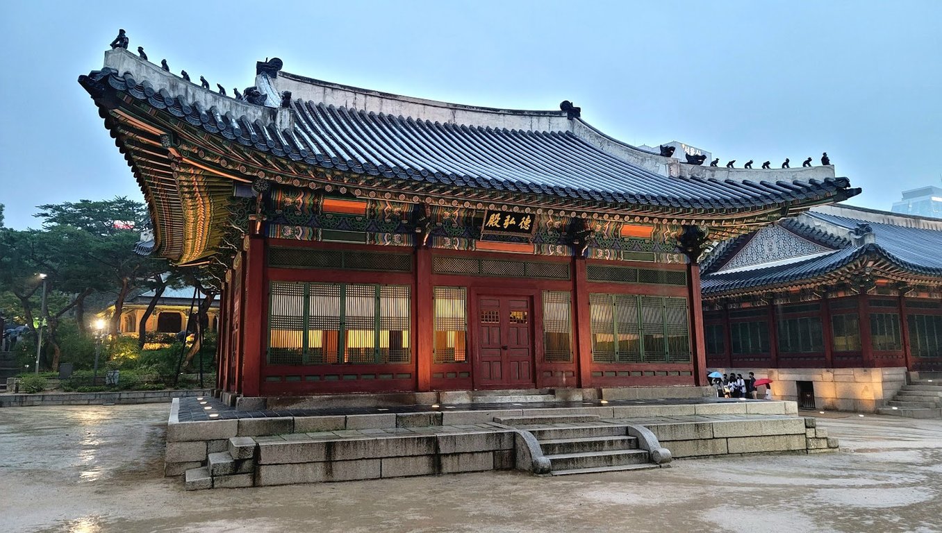 Deoksugung Palace & Stonewall Walkway