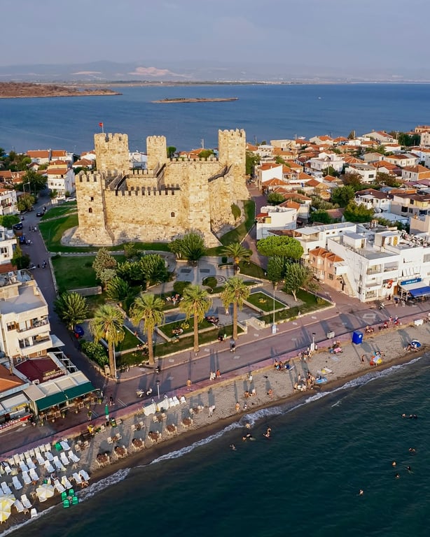 Çandarlı Kalesi
