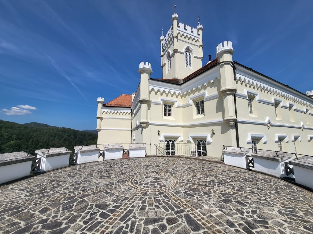 Lakeside Trakošćan Castle