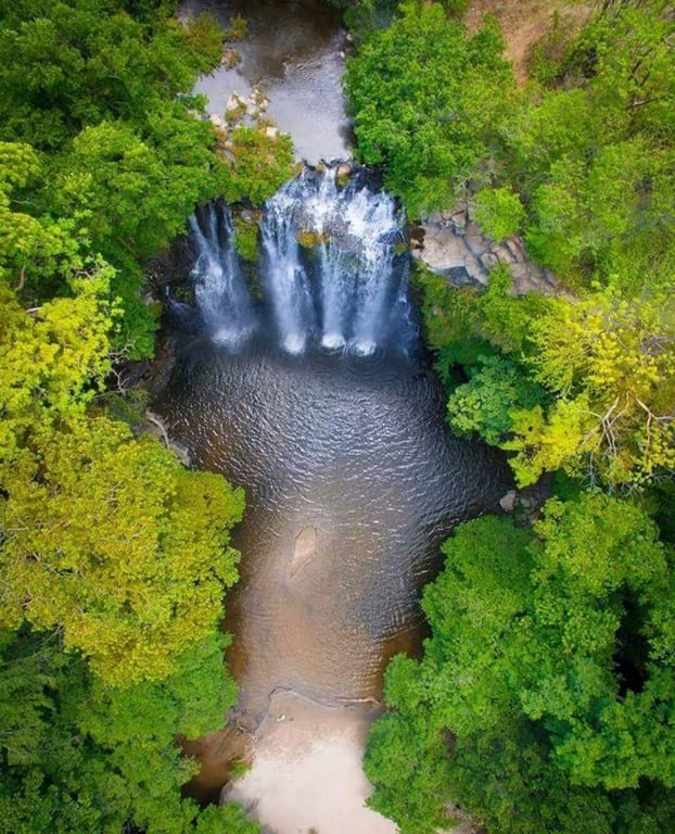 Llanos de Cortés Waterfall