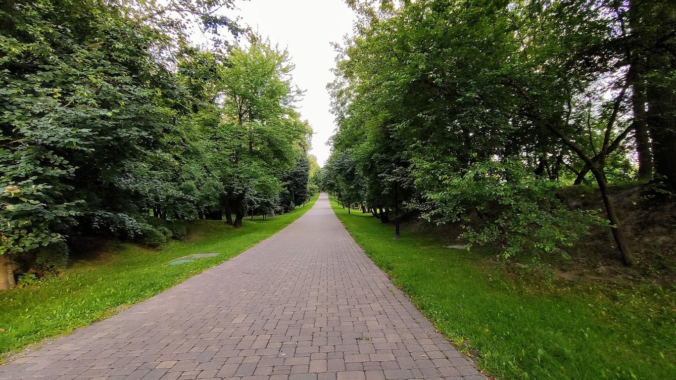 Loshitsa Park Manor & Pond