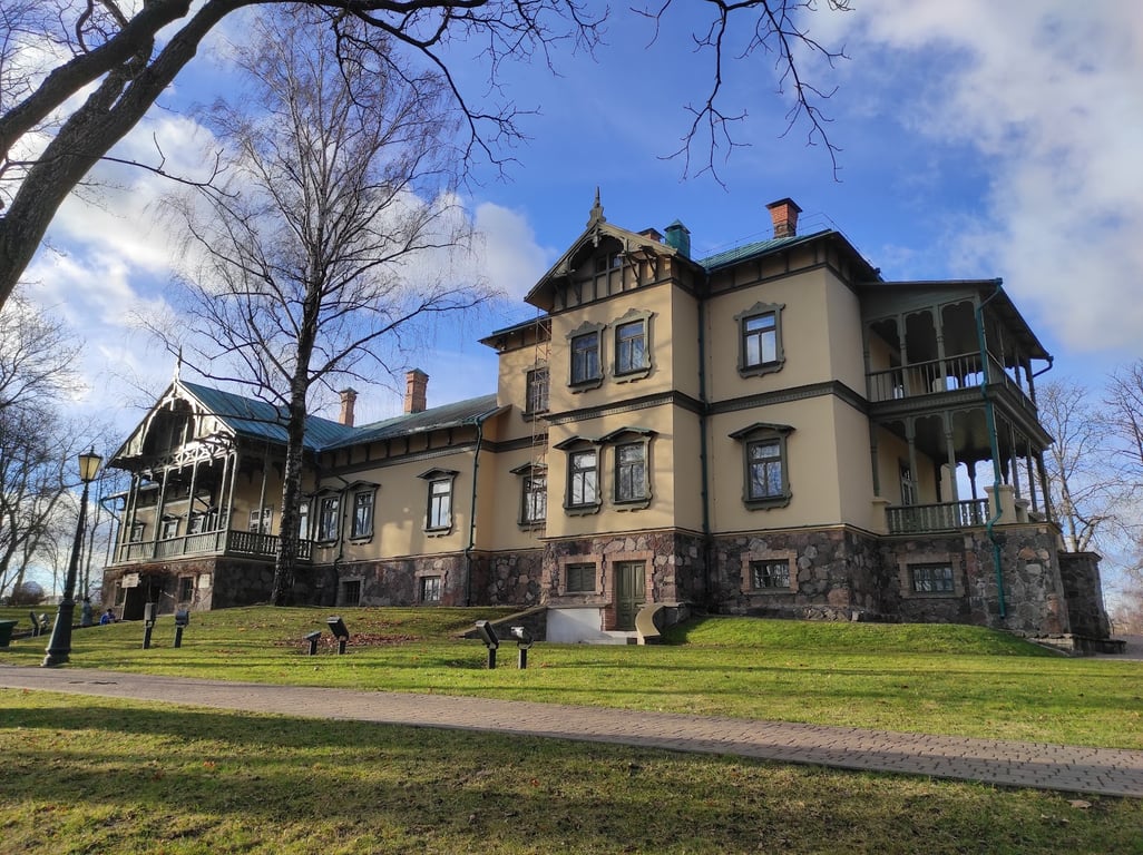 Loshitsa Park Manor & Pond