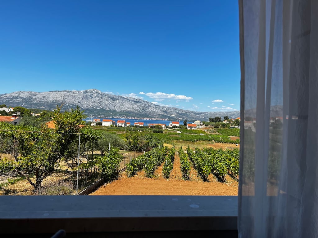 Lumbarda Vineyards & Sandy Coves