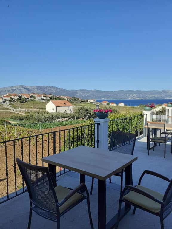 Lumbarda Vineyards & Sandy Coves