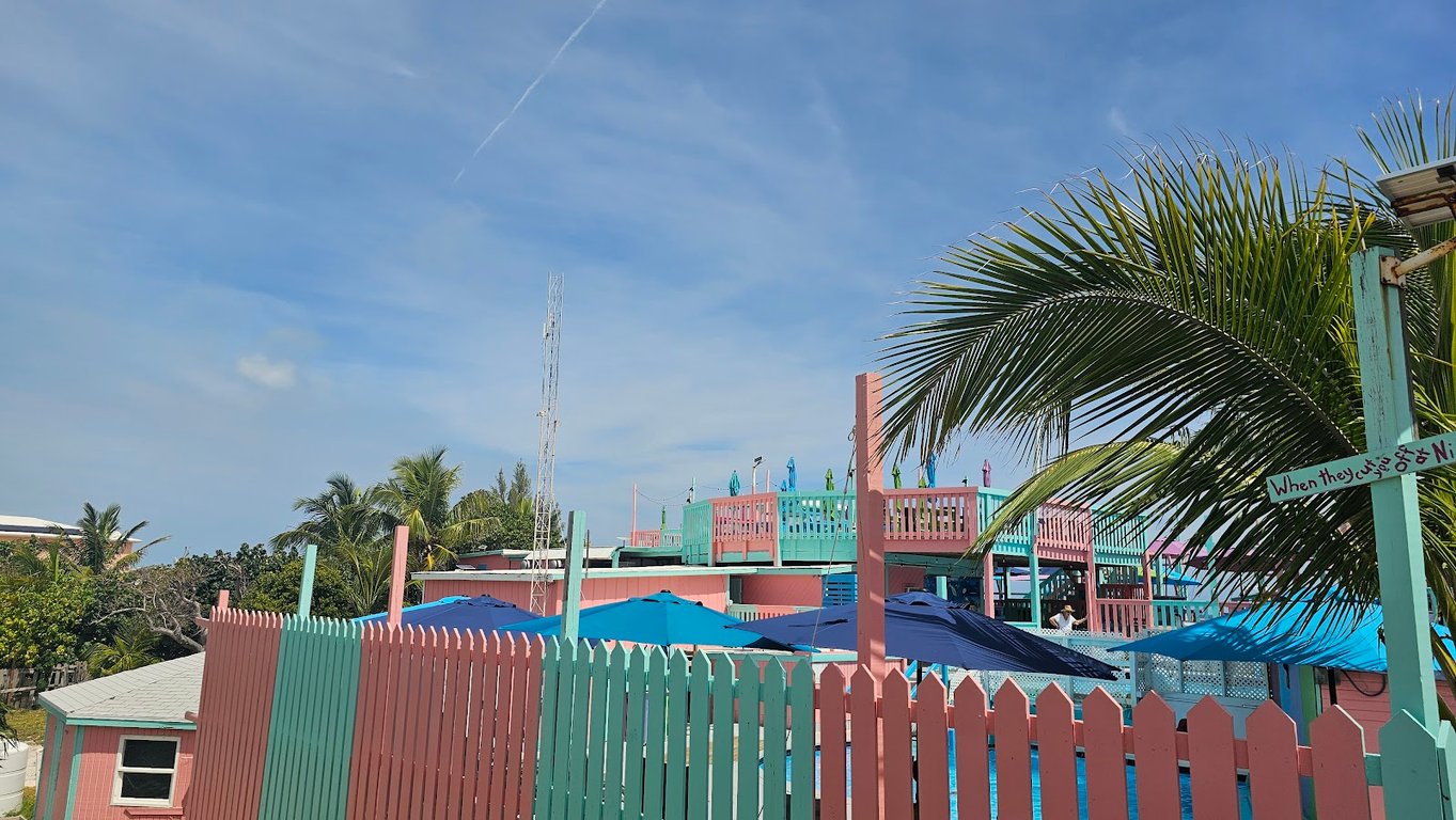 Nipper’s Beach Bar & Grill