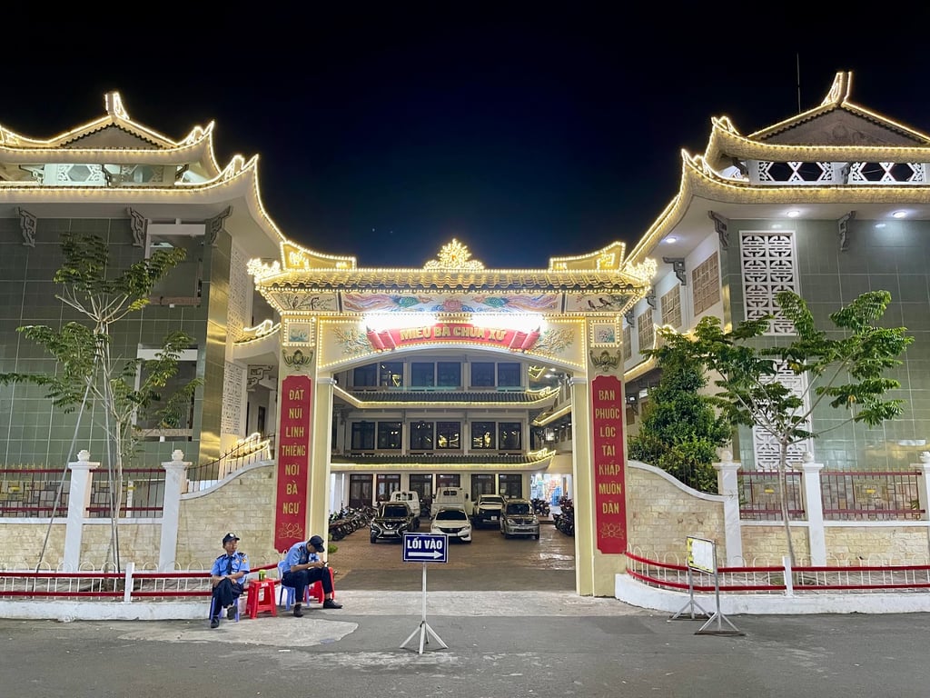 Nui Sam Ba Chua Xu Temple