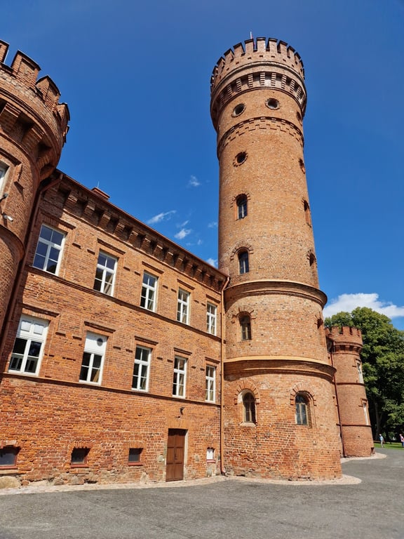 Raudonė Castle