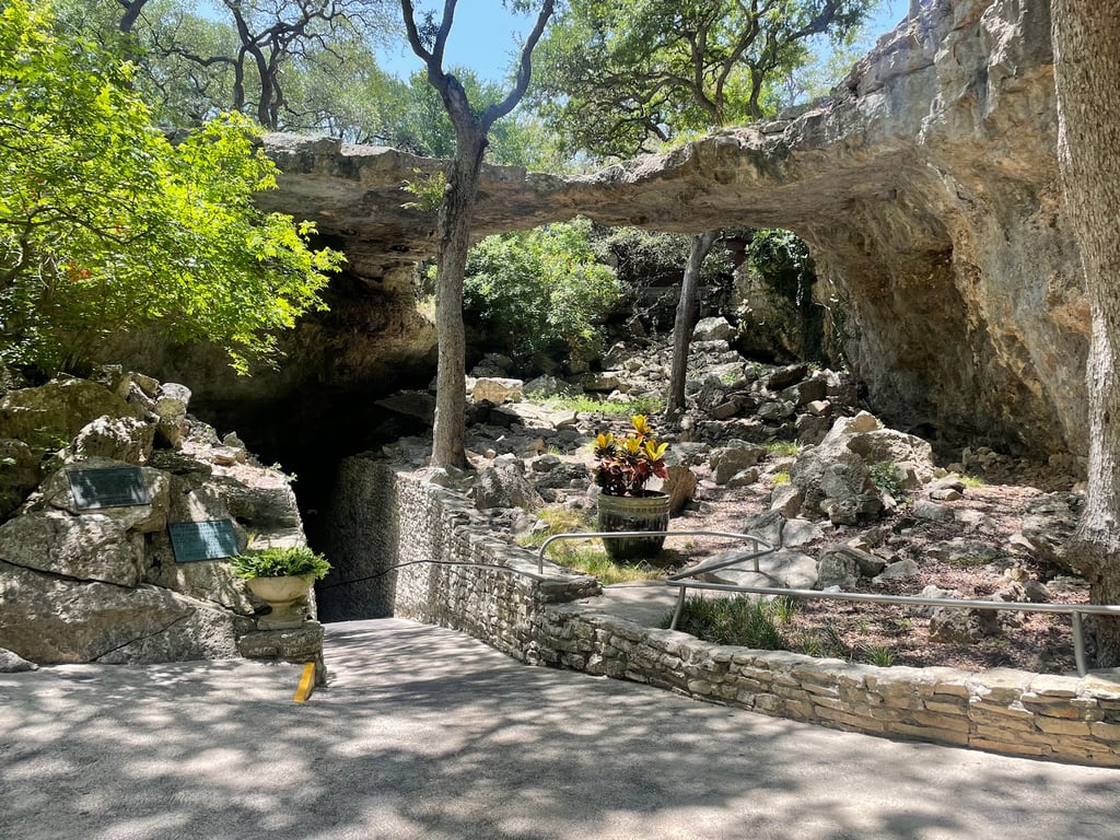 Natural Bridge Caverns