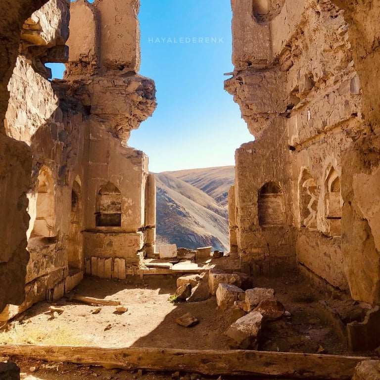 Hoşap Kalesi