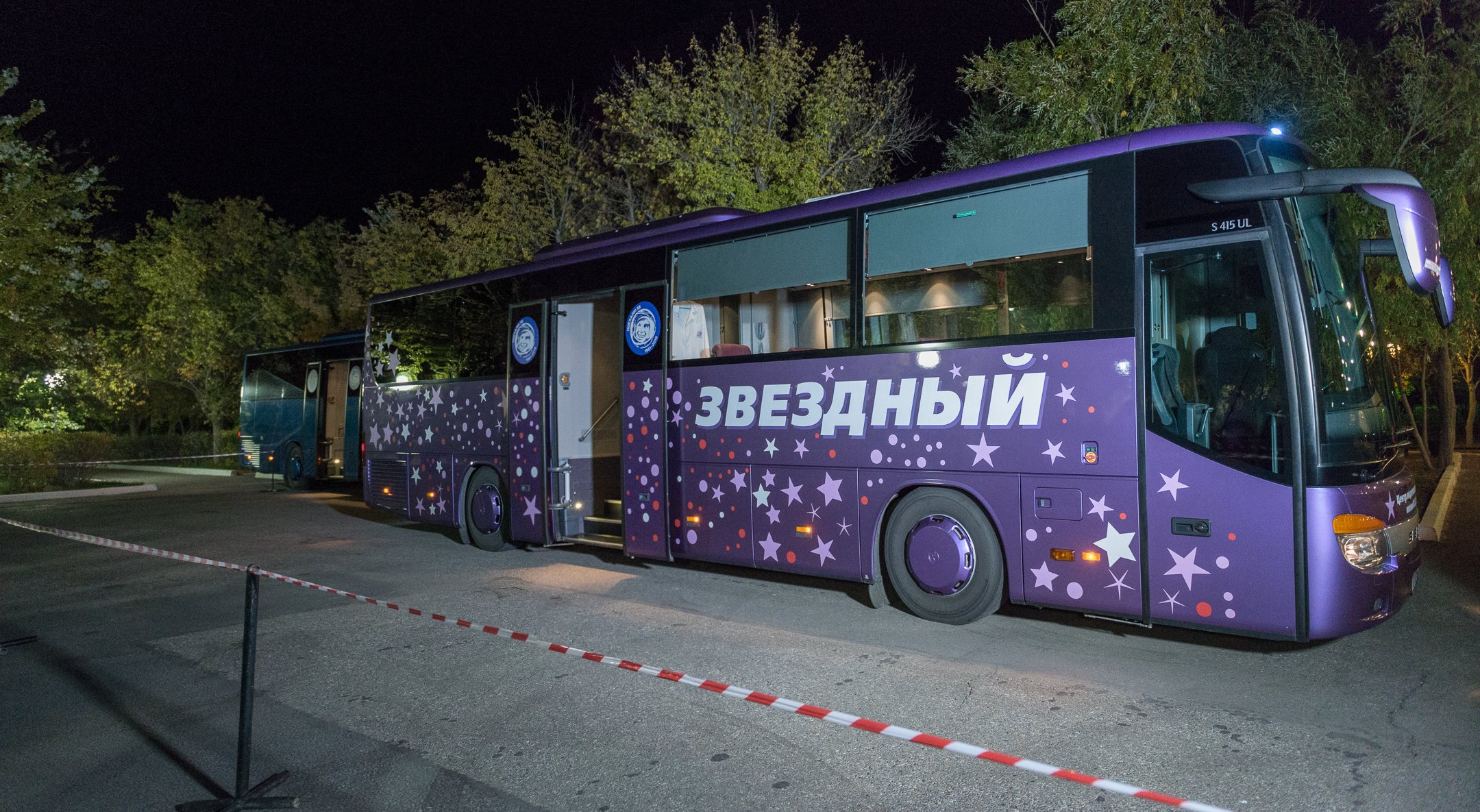 The word “Zvezdnyi” on the bus means “one that belongs to the stars”.