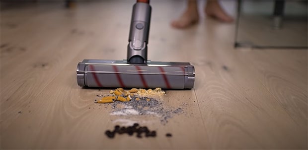 vacuum dust and dirt with dreame v11