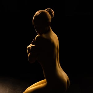 Https://imagedelivery.net/iKzBzR CyrVd_ukiyWqrLA/3f8ca515 F15e 4606 1223 Cfc1704cd000/public Boudoir Silhouette Poses