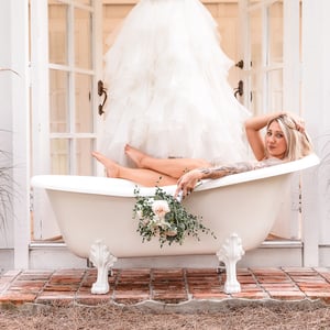 Https://imagedelivery.net/iKzBzR CyrVd_ukiyWqrLA/91e16c8f B1b7 4ac2 3e90 084a9237f300/public Bathtub Boudoir Poses