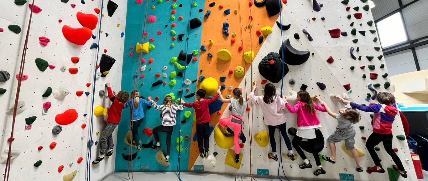 Enfants en cours d'escalade à l'Académie Maniak