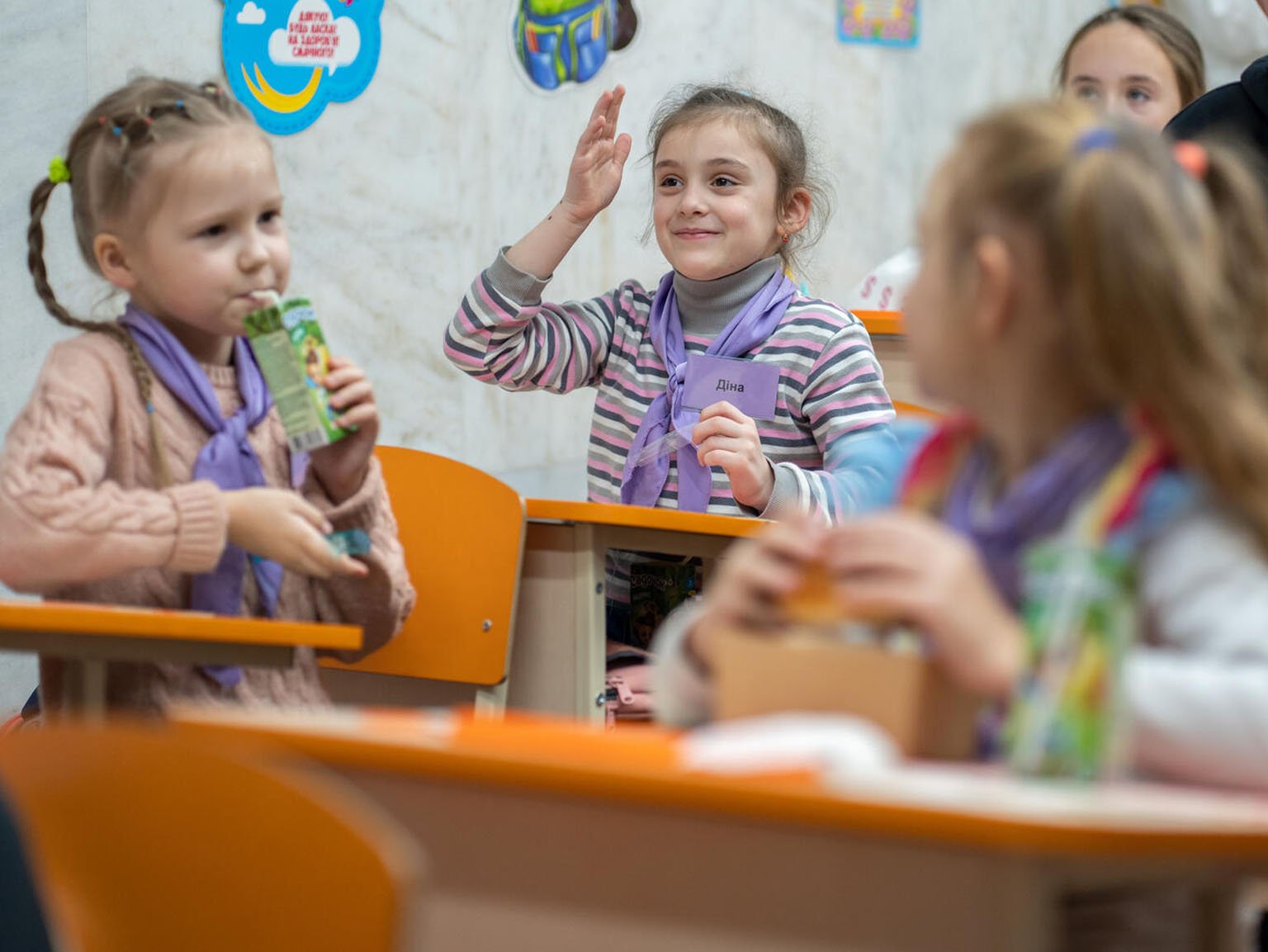 Kinder sitzen in einer Schulklasse in einer U-Bahn-Station in Kharkiv.