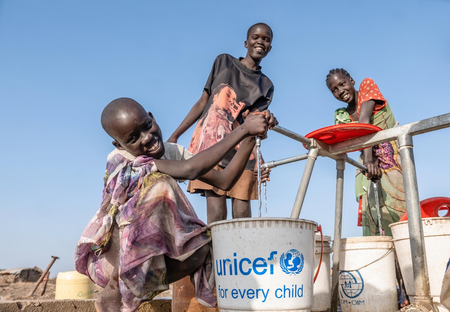 Junge Mädchen beim Wasserholen an der neuen kommunalen Wasserstelle in Delmet, Bentiu State.