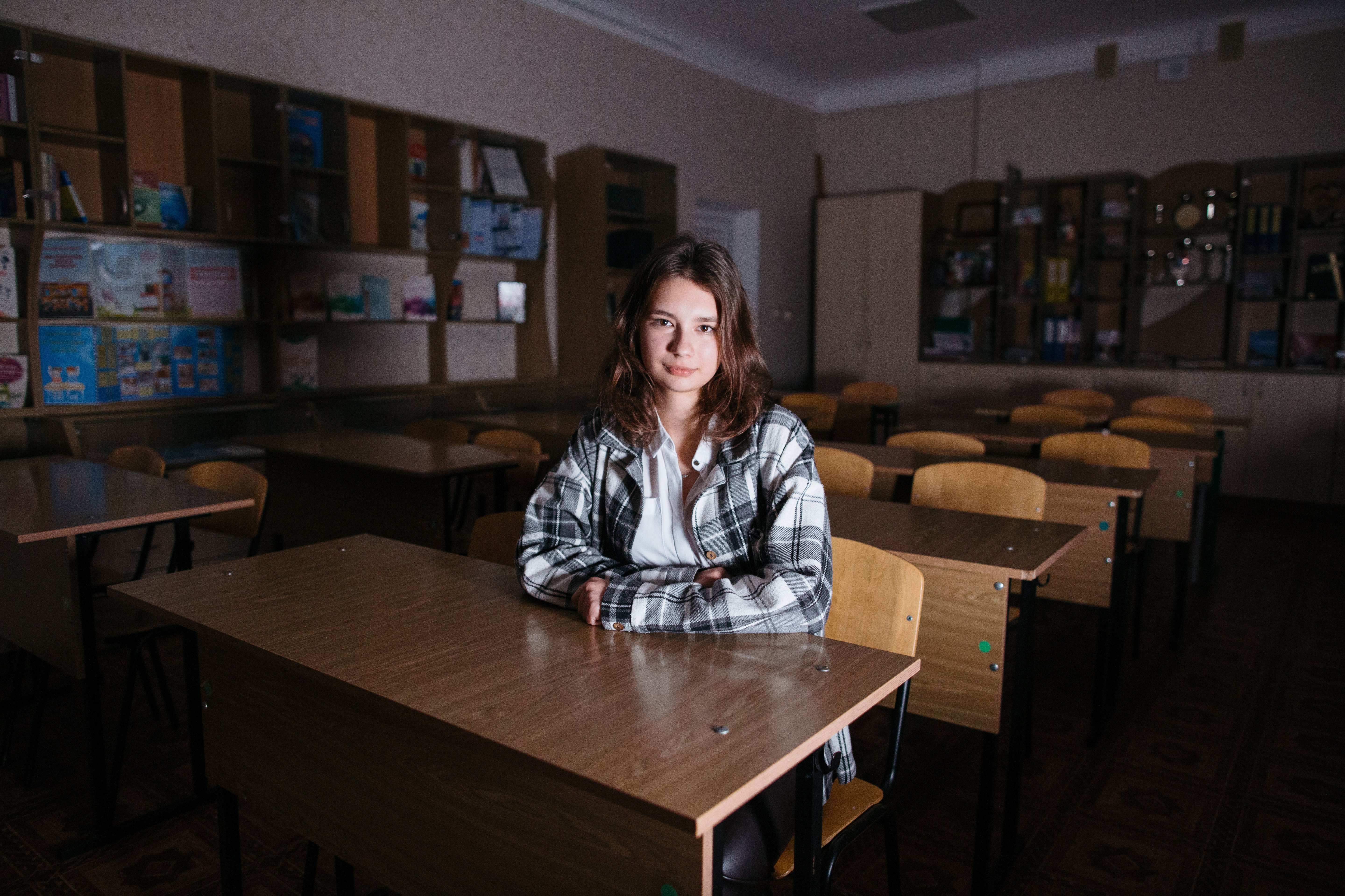 Nastia sitzt im Klassenraum ihrer Schule in der Ukraine.
