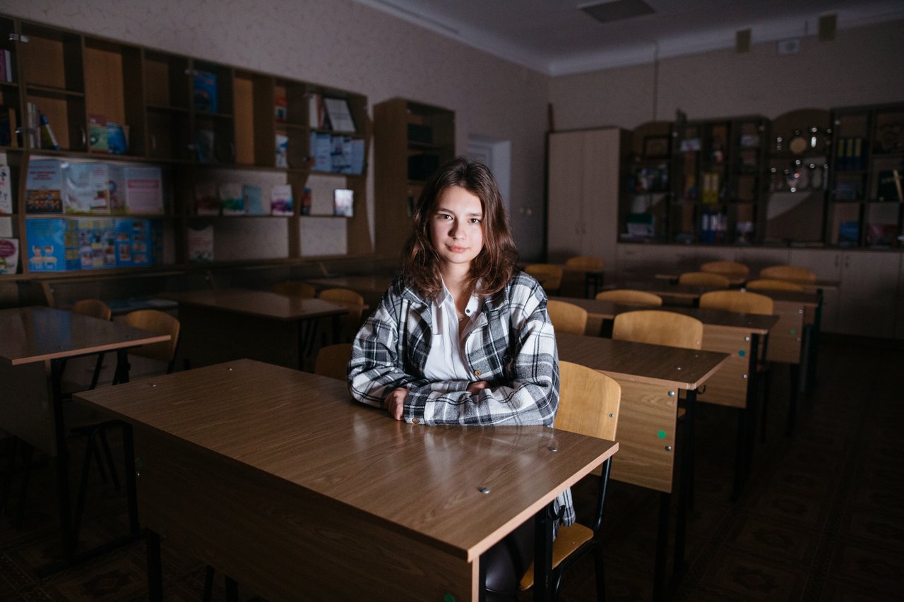 Nastia sitzt im Klassenraum ihrer Schule in der Ukraine.