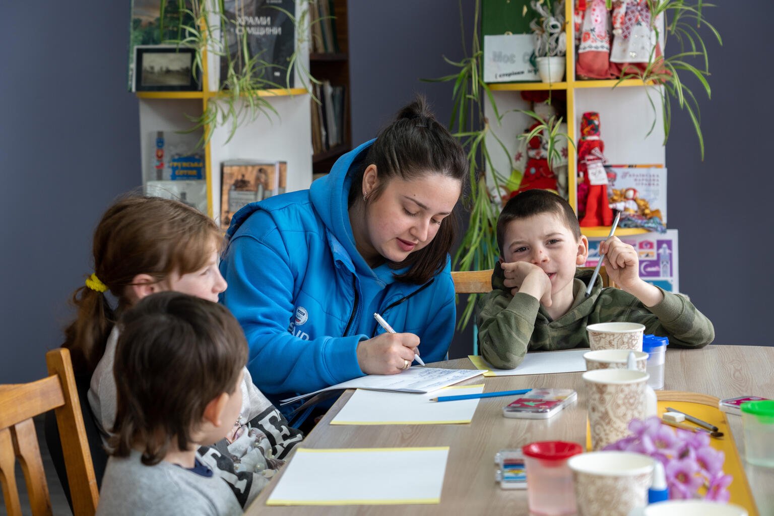 Kunsttherapie mit Kindern: Eine Psychologin spricht und malt mit Mädchen und Jungen, die durch den Krieg ihr Zuhause verloren haben.