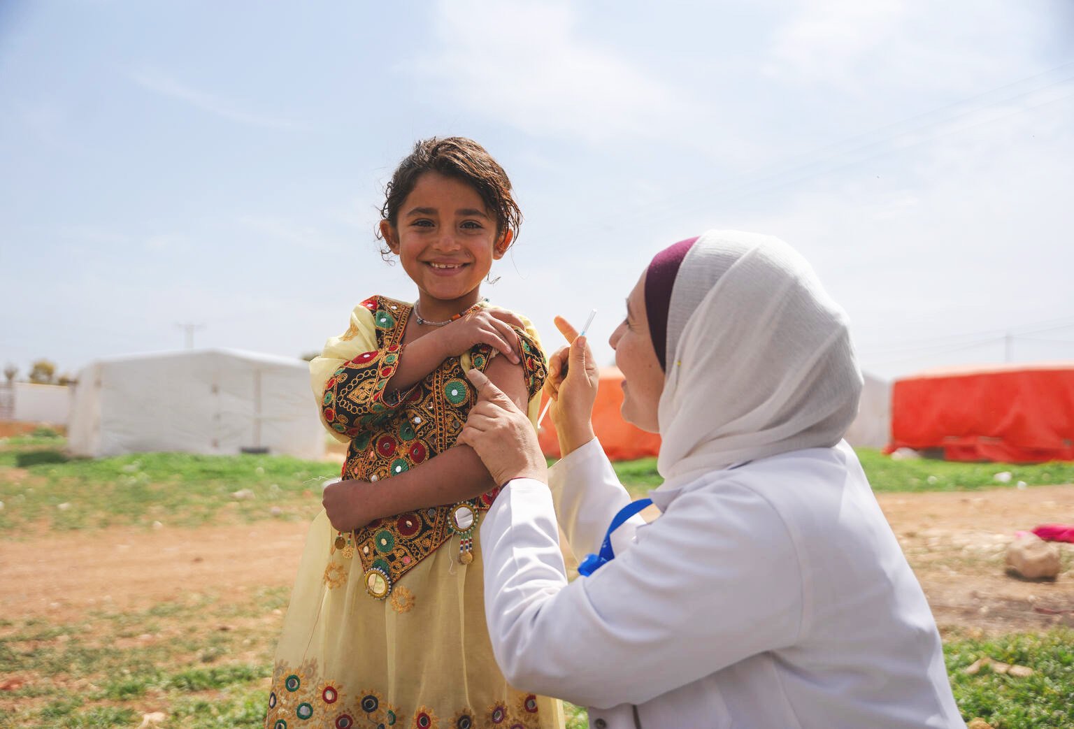 Ein Mädchen in Jordanien erhält eine Impfung von einem UNICEF-Team.