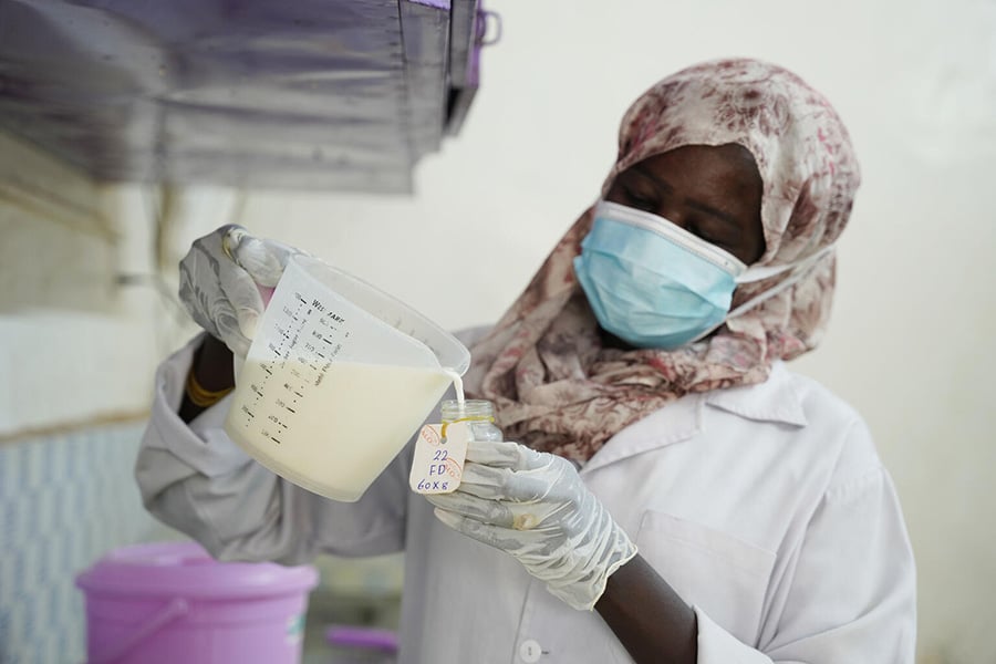 Im Sudan bereitet eine Helferin ein Fläschchen mit therapeutischer Milch für ein mangelernährtes Kind vor. Mit der Spezialmilch werden besonders geschwächte Kinder behandelt.