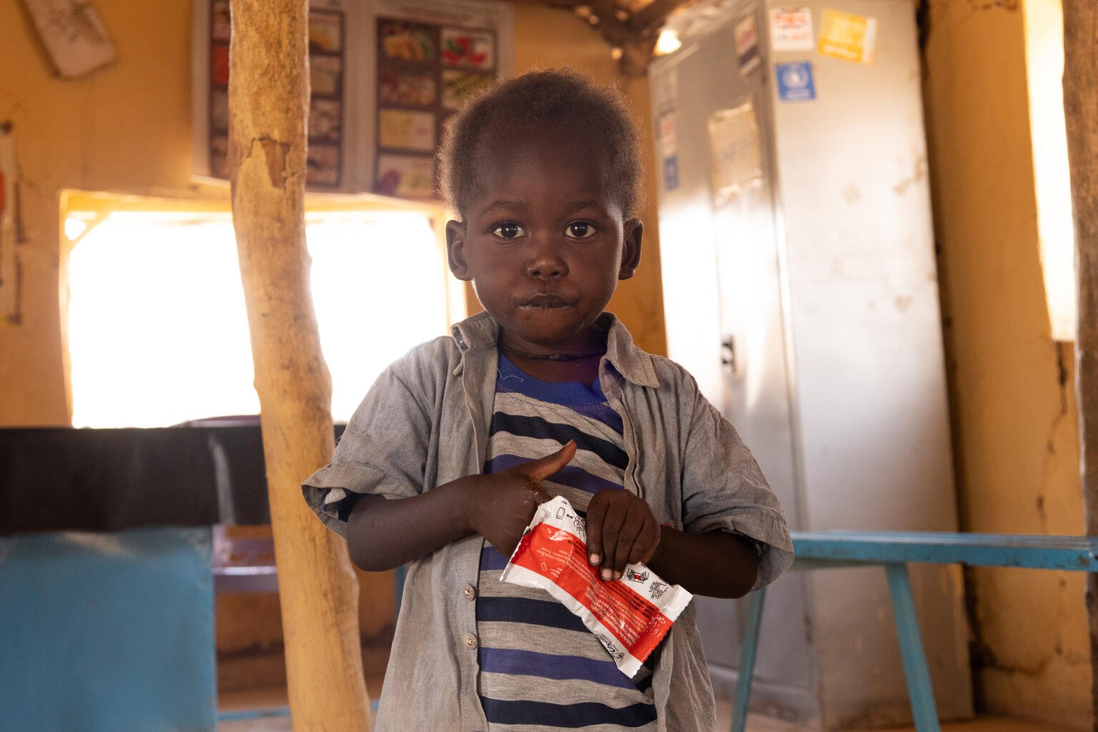 Ein Kind im Sudan bekommt therapeutische Zusatznahrung.
