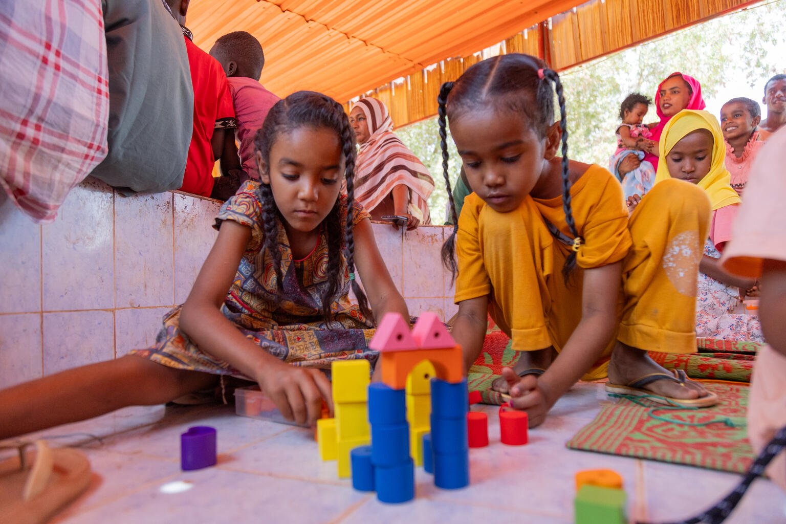 Kinder spielen in einem von UNICEF unterstützten kinderfreundlichen Raum im Sudan.