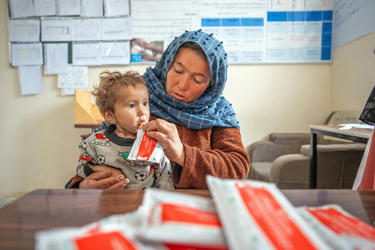  Afghanistan: Eine Mutter füttert ihrer Tochter Erdnusspaste