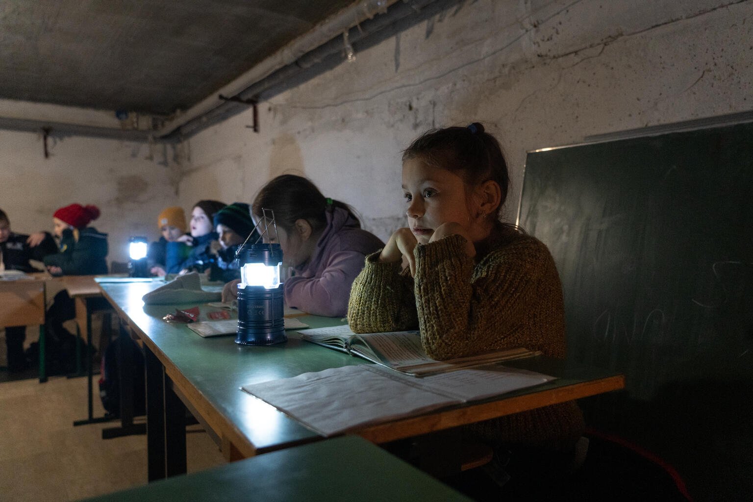 Margaryta, zehn Jahre alt, sitzt mit anderen Kindern im Bunker ihres Kindergartens.