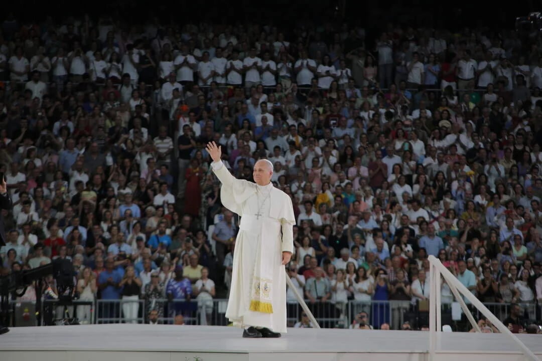 El Papa León XIV saluda a feligreses durante su visita a Madrid