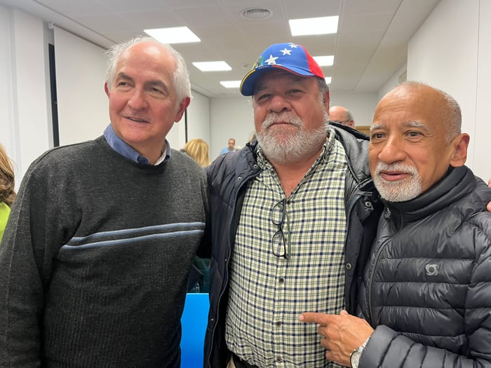 La comunidad venezolana en Paracuellos de Jarama acompañó a Ledezma en la presentación de su libro Operación Guacamaya