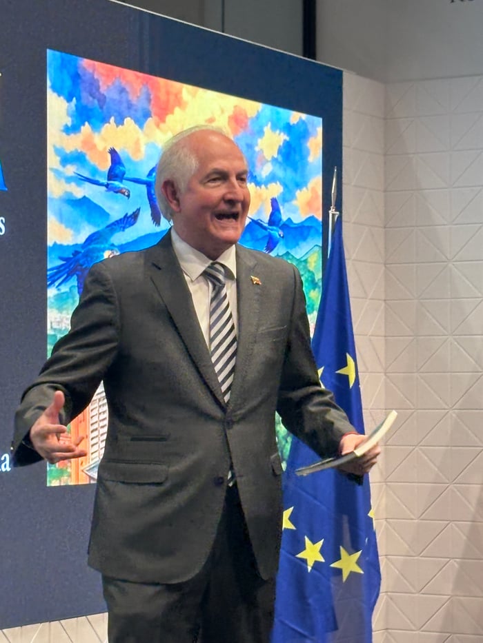 Antonio Ledezma en la presentación de su libro "Operación Guacamaya"