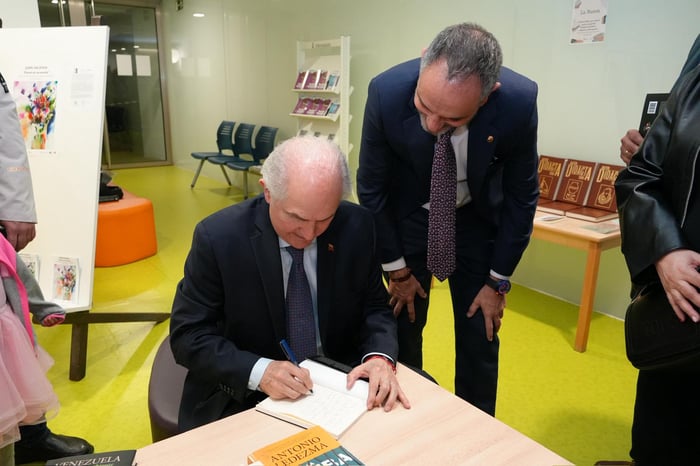 Ledezma firma dedicatorias durante la presentación en Móstoles