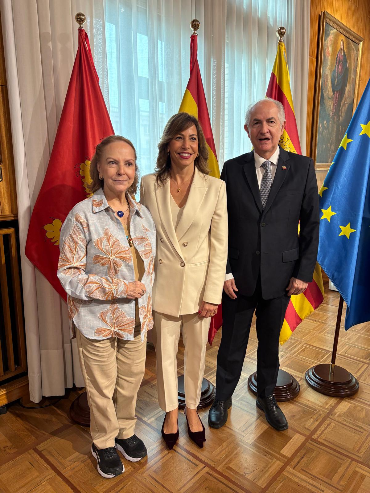 Mitzy y Antonio Ledezma junto a Mar Vaquero, Vicepresidenta y Consejera de Presidencia, Economía y Justicia del Gobierno de Aragón