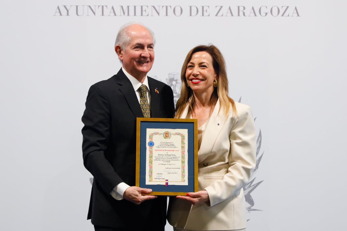 Antonio Ledezma recibe el Premio Estrella de Europa 2026 de manos de la alcaldesa de Zaragoza Natalia Chueca en la Casa Consistorial