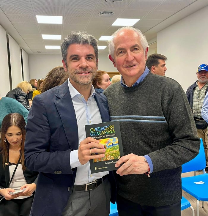 Jesús Muñoz, alcalde de Paracuellos, junto a Antonio Ledezma durante la presentación del libro