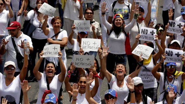 Mujeres: fuerza y reserva moral del mundo