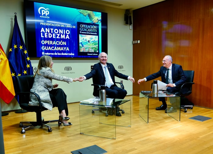 presentación del libro operacion guacamaya en Aragón